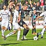 Ulms Felix Higl wird in der Partie gegen den FC Gießen umringt von Gegenspielern. Am Ende setzen sich die Spatzen durch.