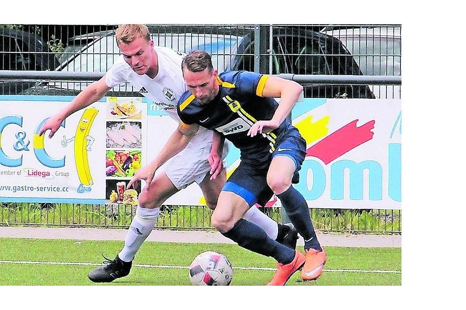 Torschütze Jannis Steltzner vom 1. FC Düren (rechts) schirmt den Ball vor dem Breiniger Karim Kucharzik ab.