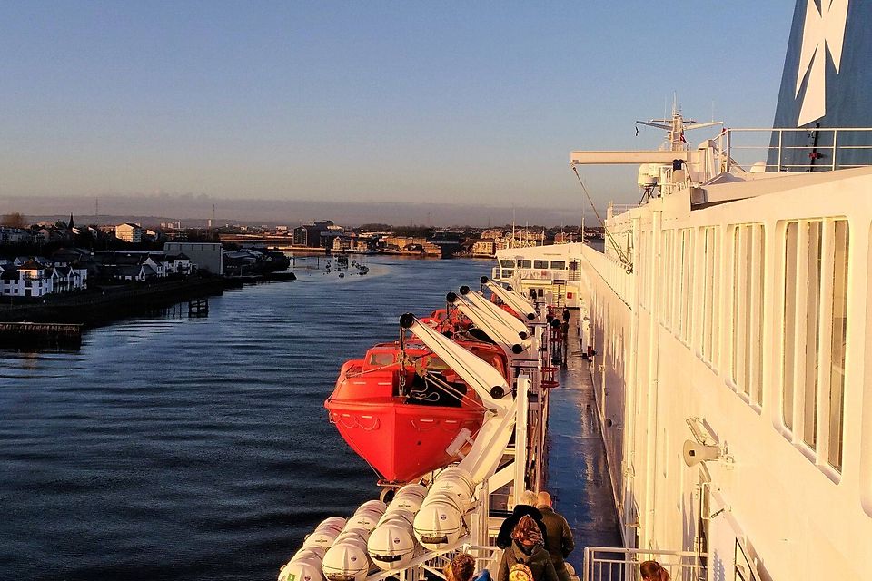 Morgens kurz nach halb neun: Die Nordsee liegt hinter dem Schiff. Es sind nur noch wenige Minuten über den Tyne bis zum Anleger in Newcastle.