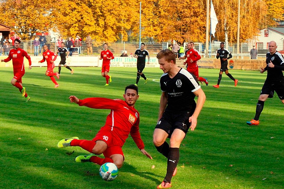 Georg Michajlov im Zweikampf. Der FC Anker Wismar musste beim Brandenburger SC Süd eine 2:3 Niederlage einstecken. Fotos (6): FCA