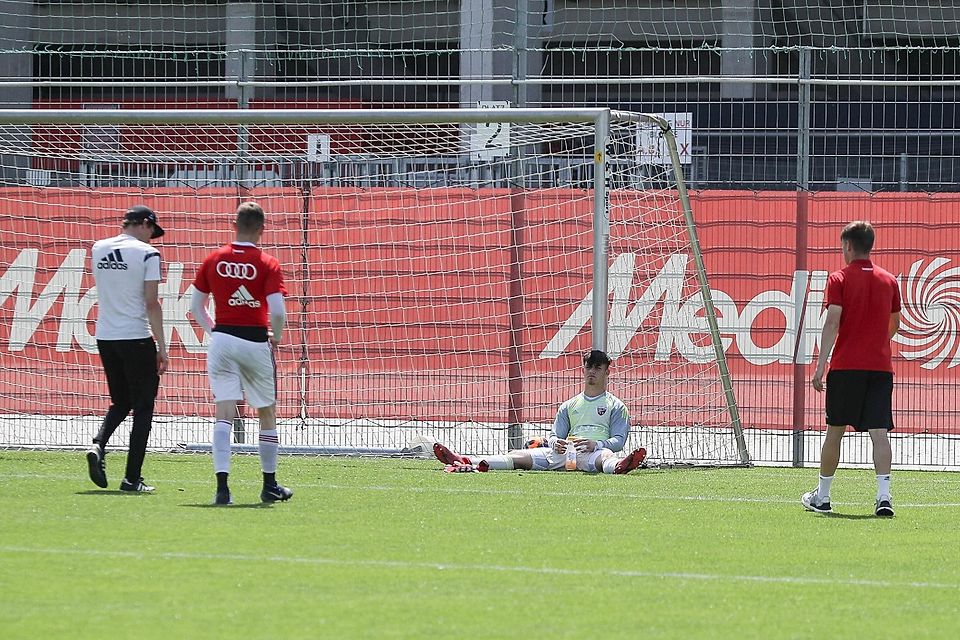 Lukas Bandl (sitzend am Pfosten) in der B-Jugend des FC Ingolstadt, für die er siebenmal auflief.