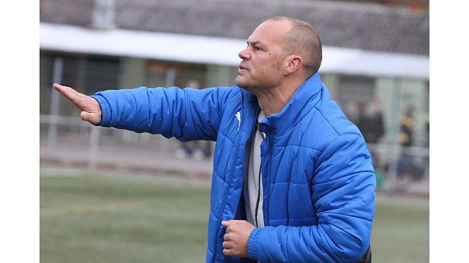 Maik Haag mit vollem Engagement an der Seitenlinie. Foto: Fischer