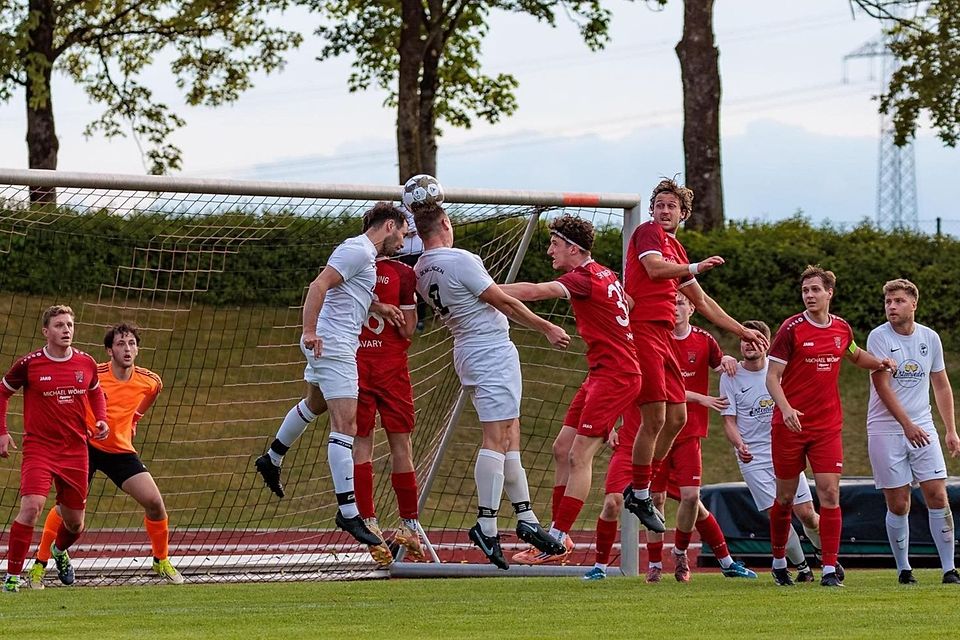 Vollversammlung vor TSV-Torwart (orange) Dejan Varcakovic. Seine Zornedinger Vorderleute (rot, v.li.) Luis Mikusch, Marco Rastel, Tobias Lentner hindern Denklingens (weiß, v.l.) Tobias Ried und Johannes Mayr noch am Torerfolg. Vollversammlung vor TSV-Torwart (orange) Dejan Varcakovic. Seine Zornedinger Vorderleute (rot, v.li.) Luis Mikusch, Marco Rastel, Tobias Lentner hindern Denklingens (weiß, v.l.) Tobias Ried und Johannes Mayr noch am Torerfolg.