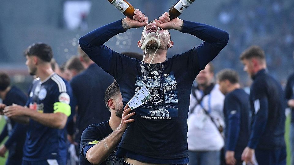 Der MSV Duisburg feiert den Aufstieg auf Mallorca.