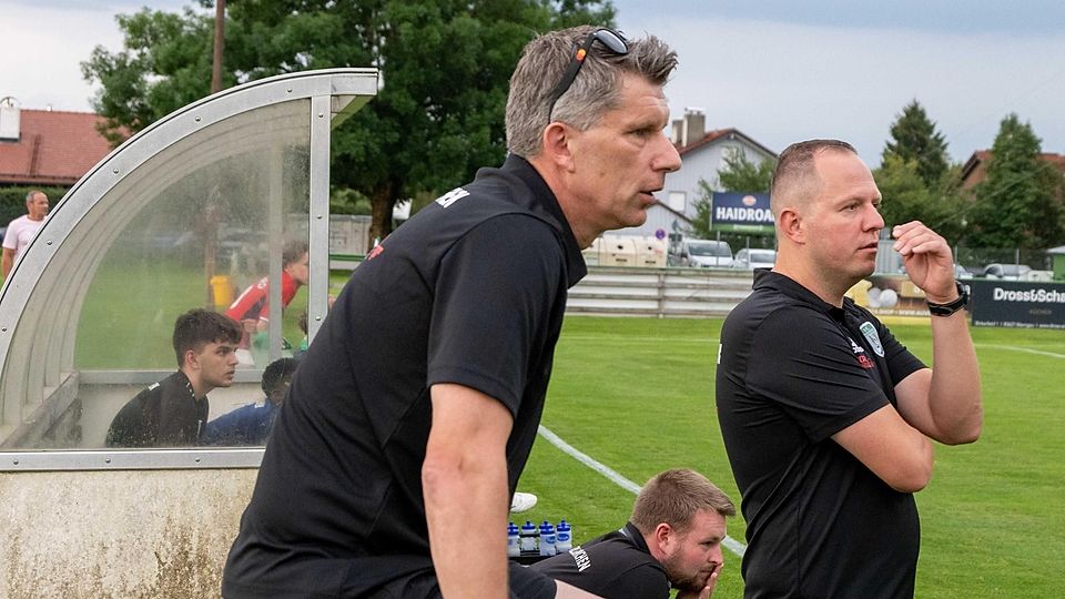 Nicht mehr am Spielfeldrand: Der TuS Holzkirchen verabschiedet sich zur neuen Saison von Sven Teichmann (M.) und seinem Co-Trainer Andreas Mathäus (r.)