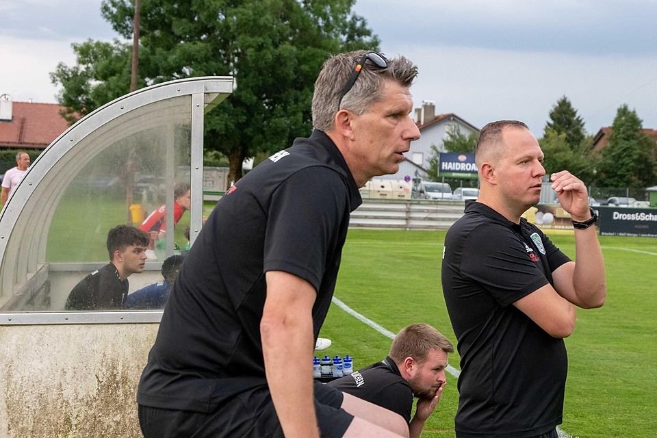 Nicht mehr am Spielfeldrand: Der TuS Holzkirchen verabschiedet sich zur neuen Saison von Sven Teichmann (M.) und seinem Co-Trainer Andreas Mathäus (r.)