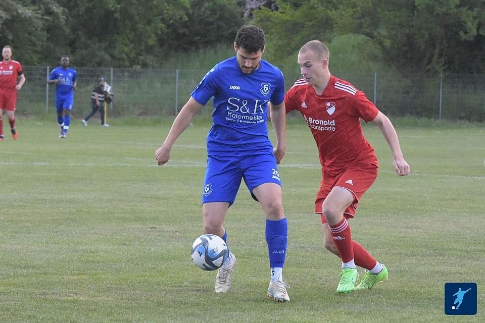 Burgweinting (in Blau) hat am ersten Spieltag eine hohe Hürde zu überspringen.