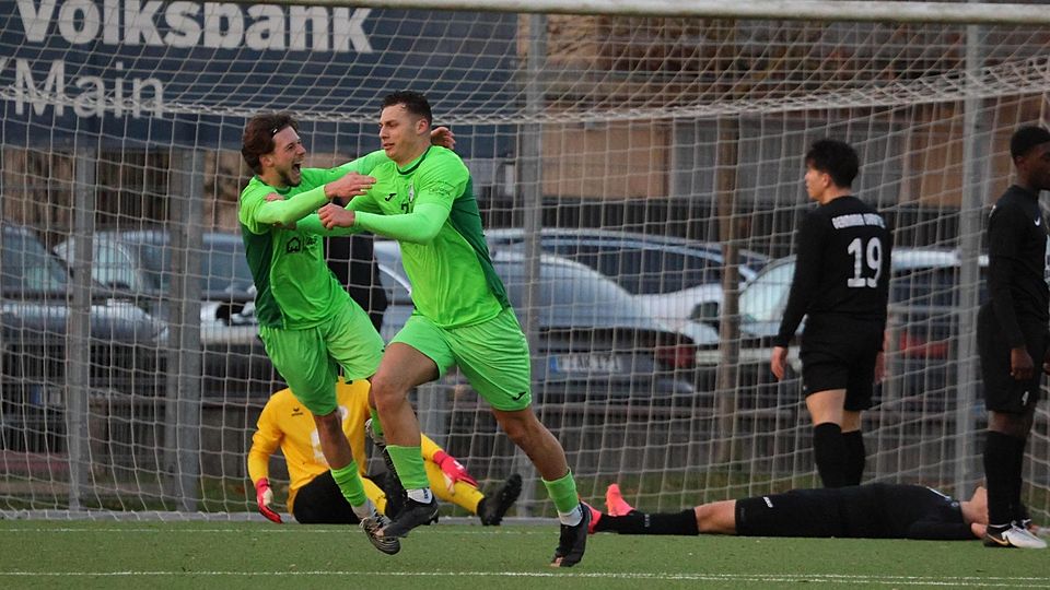 Matchwinner: Zeilsheims Stürmer Dorian Miric hat soeben das 1:0 für den SV Zeilsheim im Verbandsliga-Derby gegen Germania Okriftel erzielt. Sein Teamkollege Patryk Kuras freut sich mit ihm.