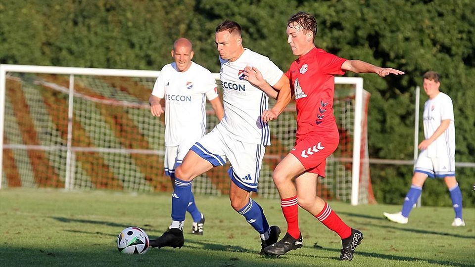 Ken-Marvin Smit (am Ball, SpVg Eidertal II) und Mitspieler legten gegen die SG Sarau-Bosau den Fokus auf die Defensive anstatt Offensive.