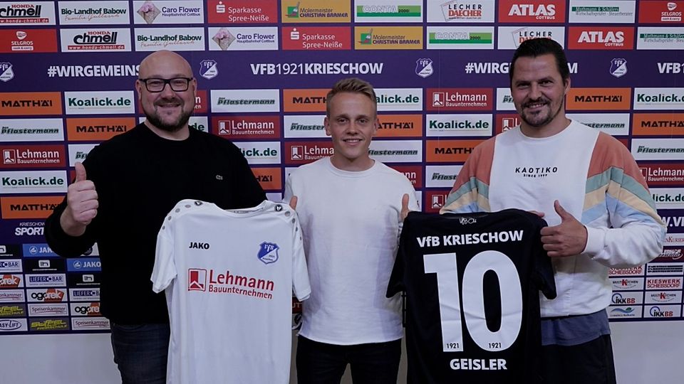 Sportvorstand Christof Lehmann (li., Neuzugang Felix Geisler (Mitte) und Cheftrainer Toni Lempke (re.)