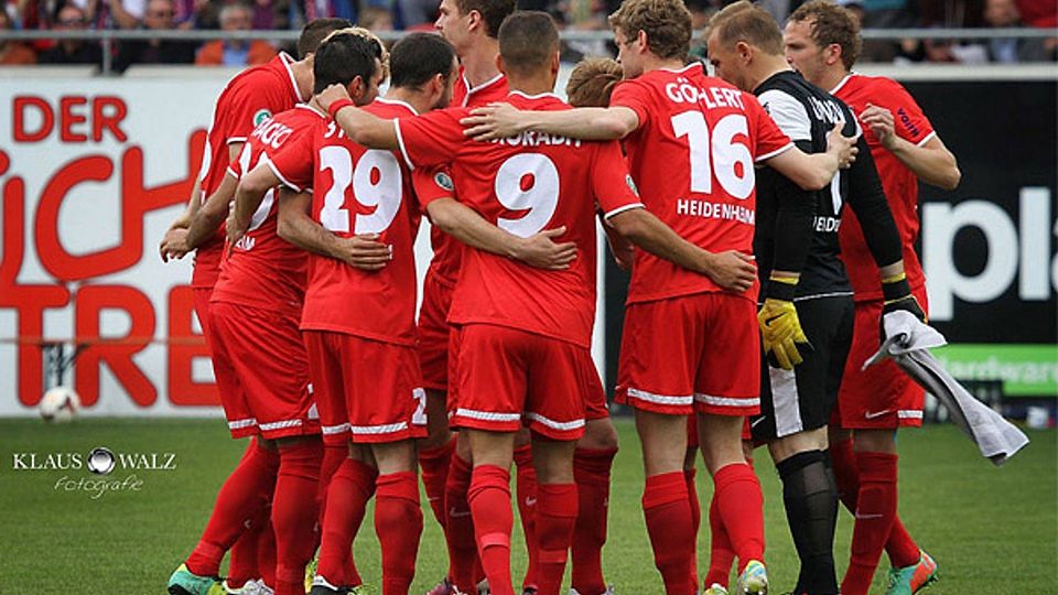 Heidenheimer Meisterfreude am letzten Spieltag der Saison 2013/14. Mittendrin: der Großsorheimer Robert Strauß (Nummer 29).  Foto: Klaus Walz