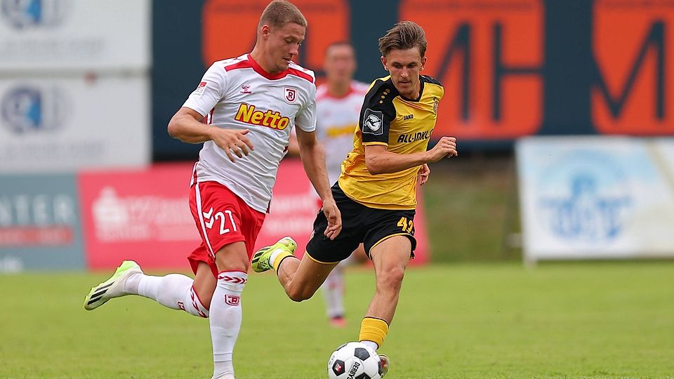 Tobias Eisenhuth (li.) wechselt vom SSV Jahn Regensburg zu Viktoria Köln.