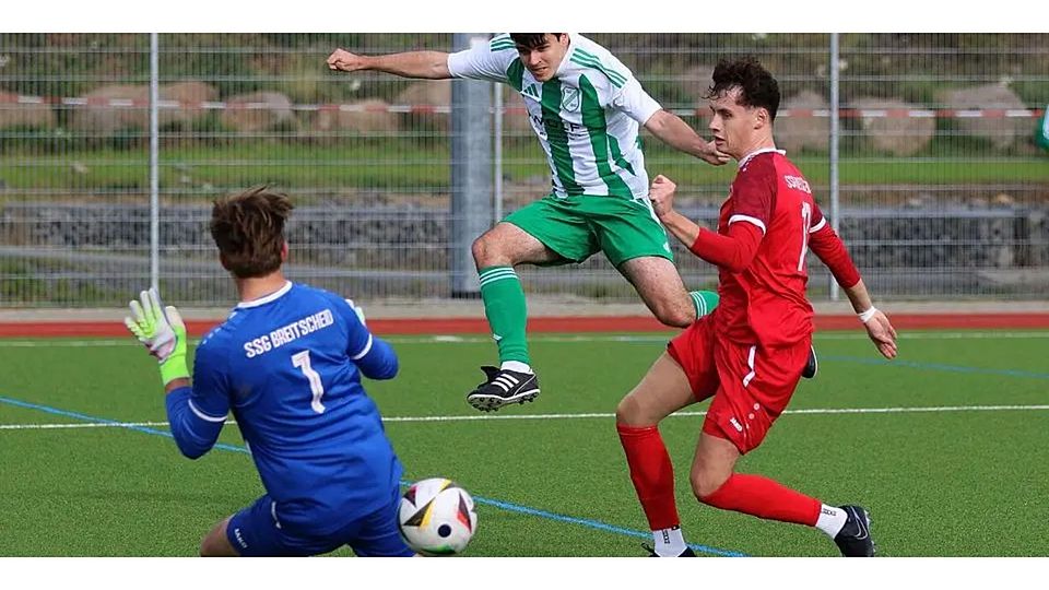 Die 1:0-Führung des TuS Driedorf erzielt Ben Ströhmann (M.), die Breitscheider Tim Luca Fischer (l.) und Niklas Josia Georg können nicht mehr eingreifen. Das Westerwaldderby endet 2:2. © Lorenz Pietzsch