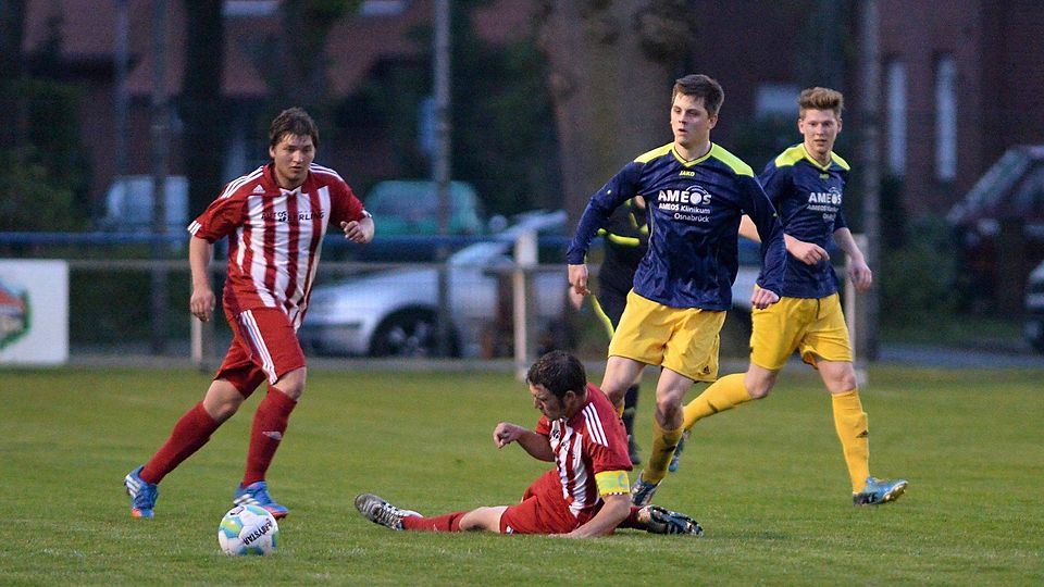 Sinnbildlich: Ankums Kapitän Andre Lohbeck am Boden, Bramsches Doppeltorschütze Max Barrenpohl (in Blau) oben auf. Die Quitt-Reserve unterlag dem FCR mit 1:4. Foto: Rolf Kamper