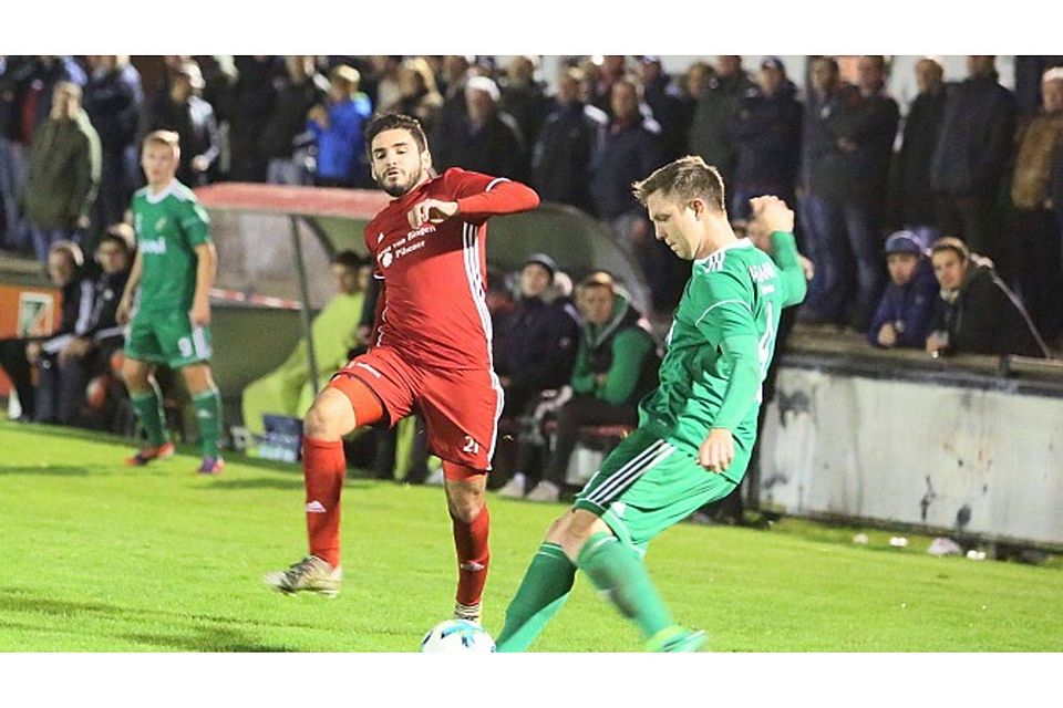 Bingens Baris Yakut (links), hier im Derby gegen Waldalgesheims Konstantin Gänz, könnte am Sonntag wieder einen Platz im Kader erhalten.	Archivfoto:  Edgar Daudistel