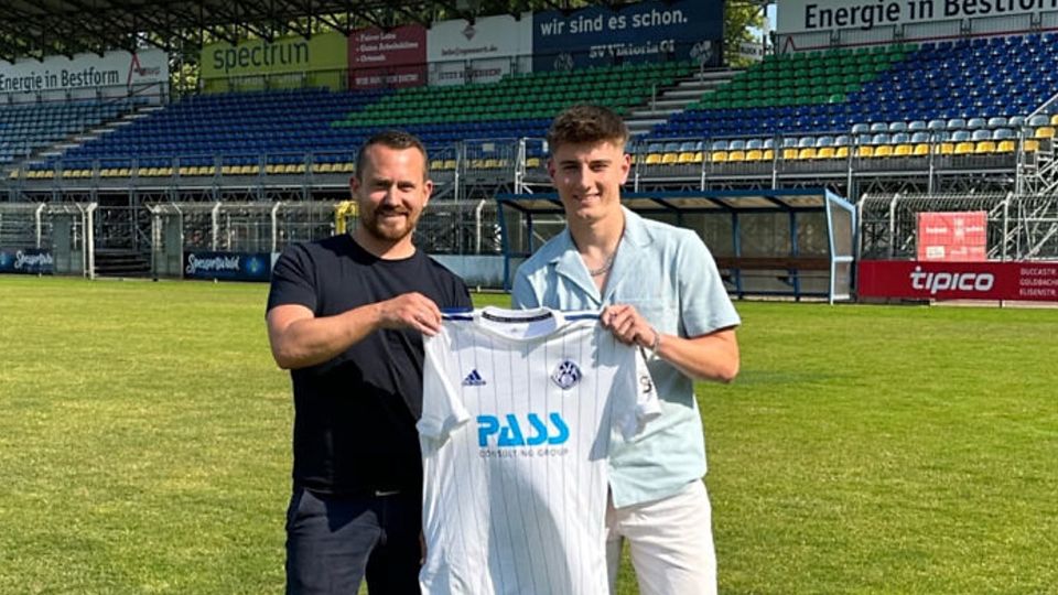 Lars Kleiner (re.) wird von Sportvorstand Benedikt Hotz am Schönbusch begrüßt.