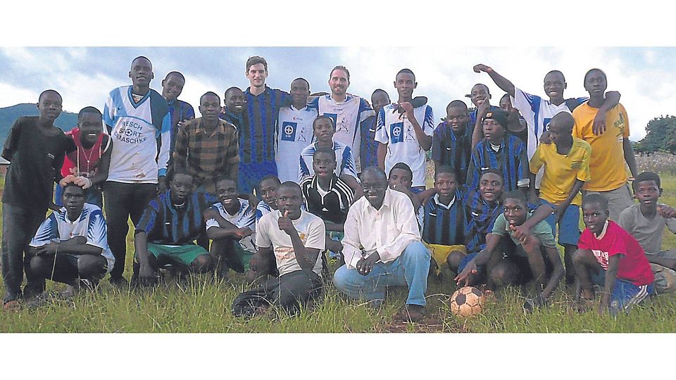 Trikotsponsor: Die jungen Fußballer des FC Mbinga mit Janos Zillgers Bruder Stefan (stehend, Mitte) vom TuS Hackenheim Foto: Zillger