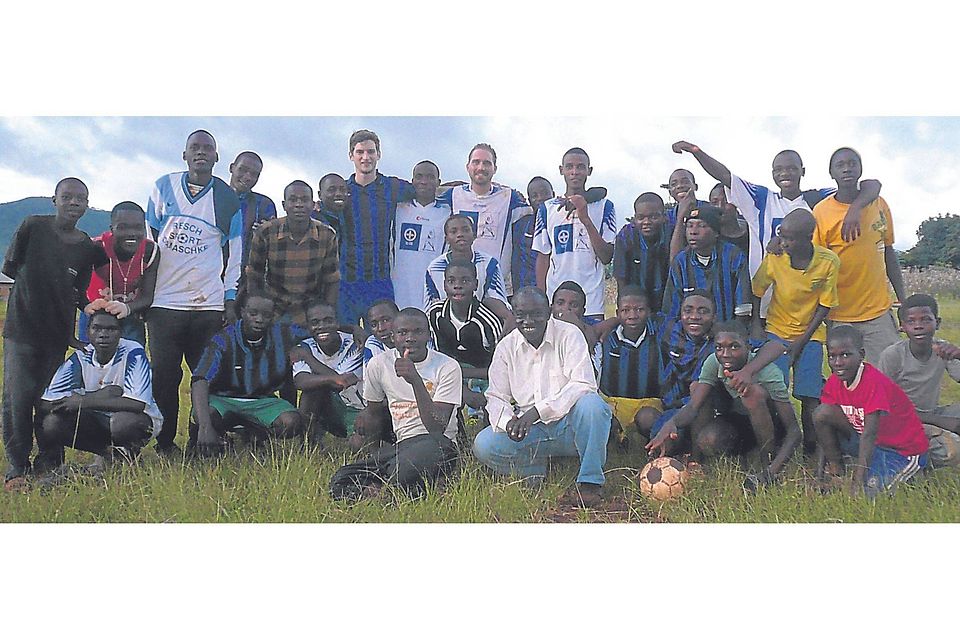 Trikotsponsor: Die jungen Fußballer des FC Mbinga mit Janos Zillgers Bruder Stefan (stehend, Mitte) vom TuS Hackenheim Foto: Zillger