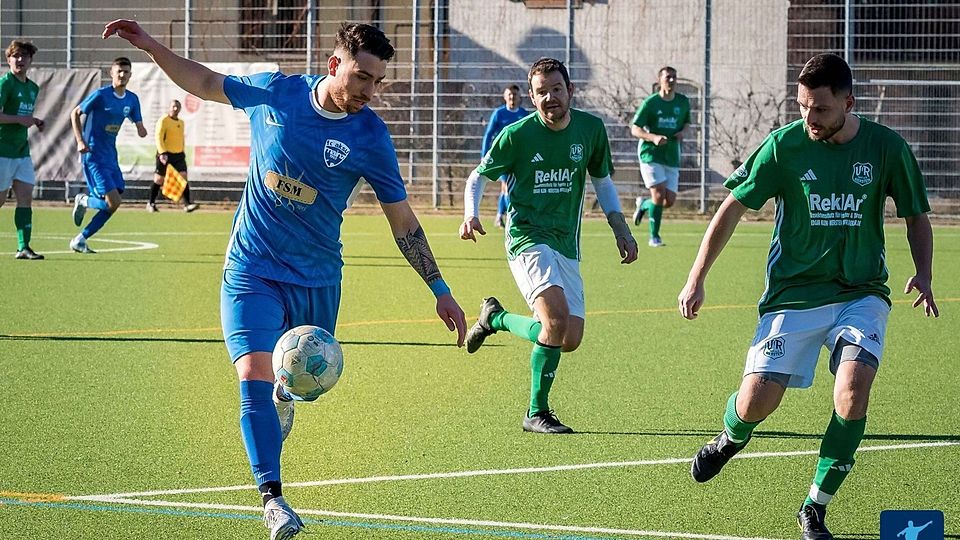Fernduell um Platz zwölf: Aksu Mainz (in blau) und der VfR Nierstein (grüne Trikots) kämpften am Sonntag um den sicheren Nichtabstiegsrang. Am Ende reichte dem VfR Nierstein ein Unentschieden gegen den VfL Fontana Finthen, um sich im Abstiegskampf durchzusetzen.