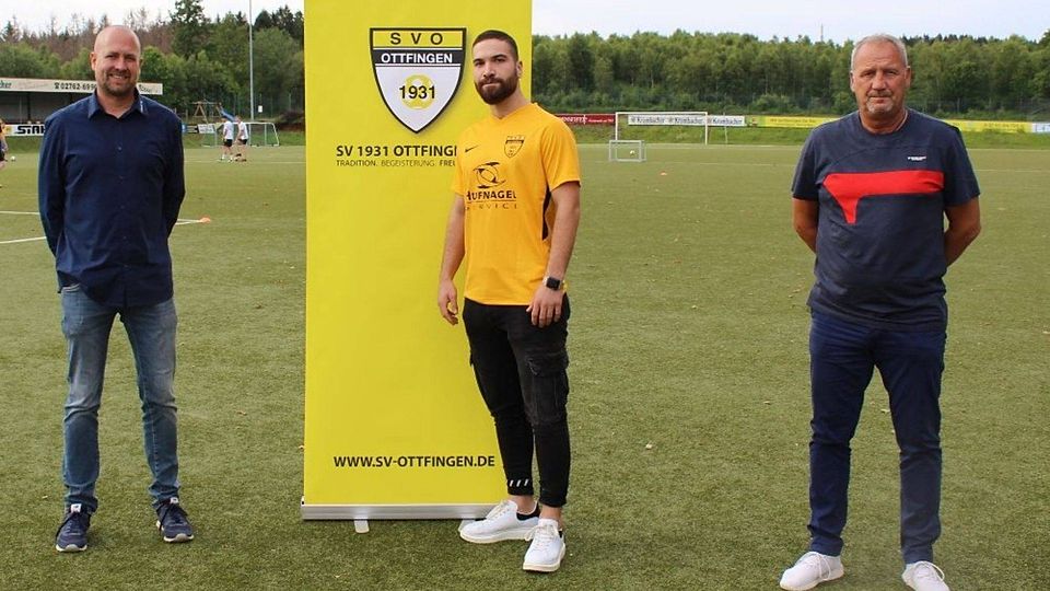 Ressortleiter Pierre Schürholz (links) und der Sportliche Leiter Uwe Kipping (rechts) freuen sich, dass Kubilay Basoglu in der nächsten Saison für den SV Ottfingen aufläuft.