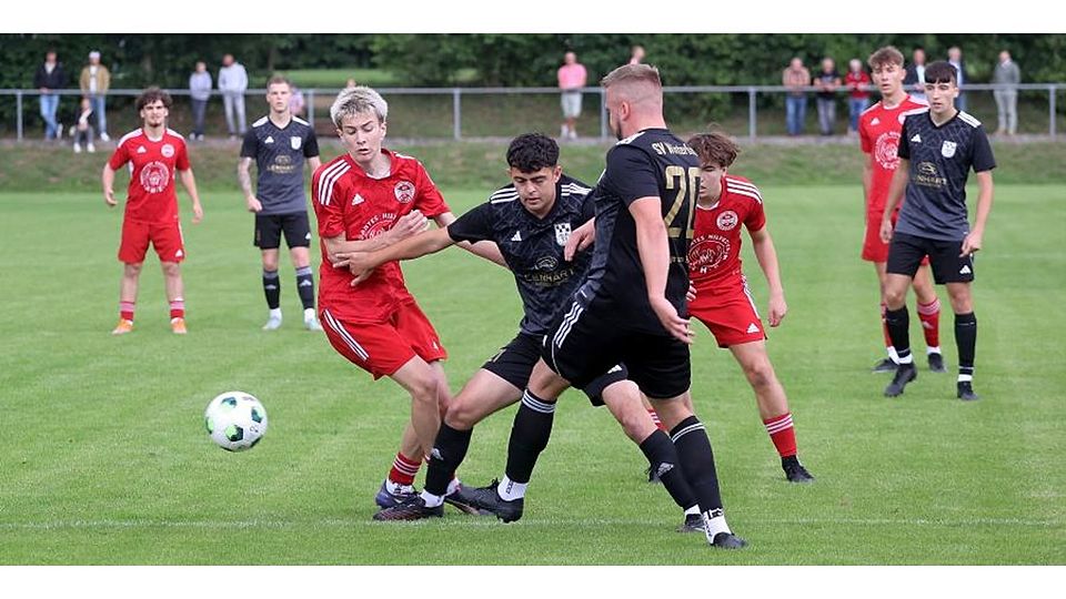 Die Winterbacher Sebastian Fett und Efe Görlek verteidigen hier intensiv gegen den FC Schmittweiler.	Foto: Mario Luge