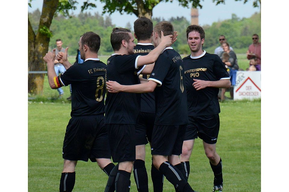 Jubeln durften die Kleinaitinger schon, aber nur über den Sieg gegen Lagerlechfeld. Doch im Rennen den Relegationsplatz sind immer noch zwei weitere Mannschaften mit von der Partie. Foto: Reinhold Radloff Jubeln durften die Kleinaitinger schon, aber nur über den Sieg gegen Lagerlechfeld. Doch im Rennen den Relegationsplatz sind immer noch zwei weitere Mannschaften mit von der Partie. Foto: Reinhold Radloff