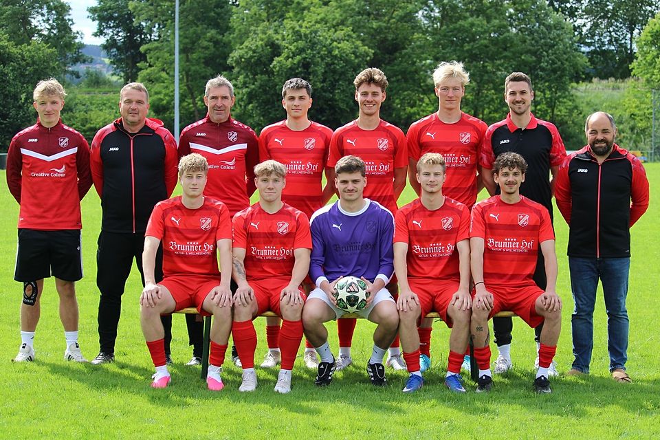 Co-Trainer Alexander Gabriel, Trainer Erich Hartl, Torwarttrainer Martin Bösl, Moritz Ammon, Samuel Burgfeld, Tobias Koller, DJK-Abteilungsleiter Andreas Sturm und Vize Martin Baumann (stehend, von links), Tobias Pongratz, Jonas Augustin, Maximilian Herzig, Dominik Pongratz und Yannick Attenberger (sitzend, von links). Co-Trainer Alexander Gabriel, Trainer Erich Hartl, Torwarttrainer Martin Bösl, Moritz Ammon, Samuel Burgfeld, Tobias Koller, DJK-Abteilungsleiter Andreas Sturm und Vize Martin Baumann (stehend, von links), Tobias Pongratz, Jonas Augustin, Maximilian Herzig, Dominik Pongratz und Yannick Attenberger (sitzend, von links).