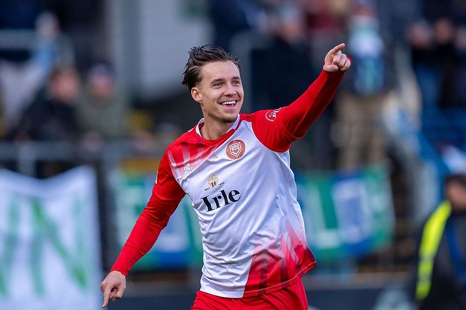 Die Sportfreunde Siegen feiern einen Sieg.