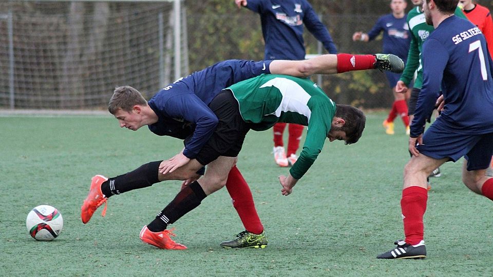 Mal wieder gestolpert: Sowohl die SG Selters (hier in Blau) als auch der TuS Frickhofen ließen am vergangenen KOL-Spieltag einfach zu viele Chancen liegen. Archivfoto: Leichtfuß