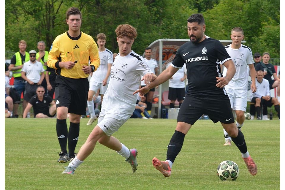 Einer der Besten auf dem Platz: Fatih Masat (schwarzes Trikot) vergab zunächst zwei Freisinger Großchancen, verwandelte am Ende aber den entscheidenden Elfer.