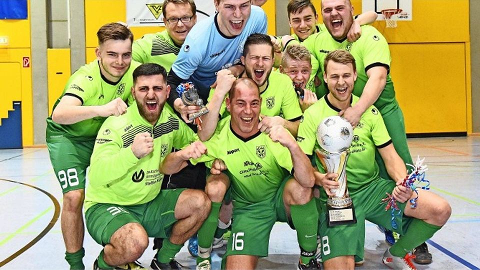Der Jubel ist groß. Die Kreisliga-A-Fußballer der Spvgg Stetten gewinnen zum ersten Mal das Mitternachtsturnier des TSV Leinfelden. Foto: Günter Bergmann