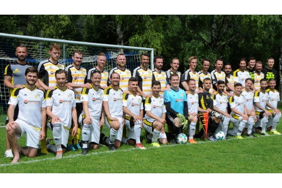 Das Meisterteam der Sportfreunde Dornstadt: Ganz links Fußball-Abteilungsleiter Marcel Pogadl. Rudi Apprich