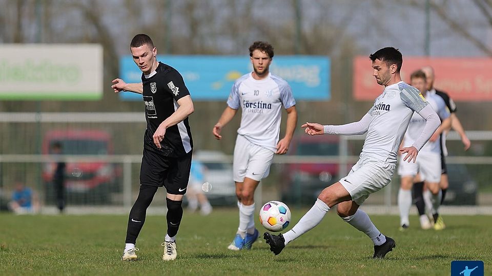 Am Ende steht nur ein Zähler: Der FC Eddersheim (schwarzes Trikot) und der Hünfelder SV (weißes Trikot) trennen sich 2:2. 