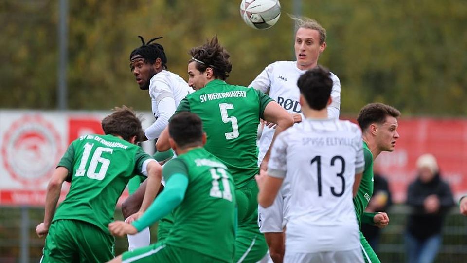 Getümmel beim Kampf um wichtige Gruppenliga-Punkte zwischen dem SV Niedernhausen (grüne Trikots) und der Spvgg. Eltville. Am Ende siegte das Autalteam.	Foto: Jörg Halisch