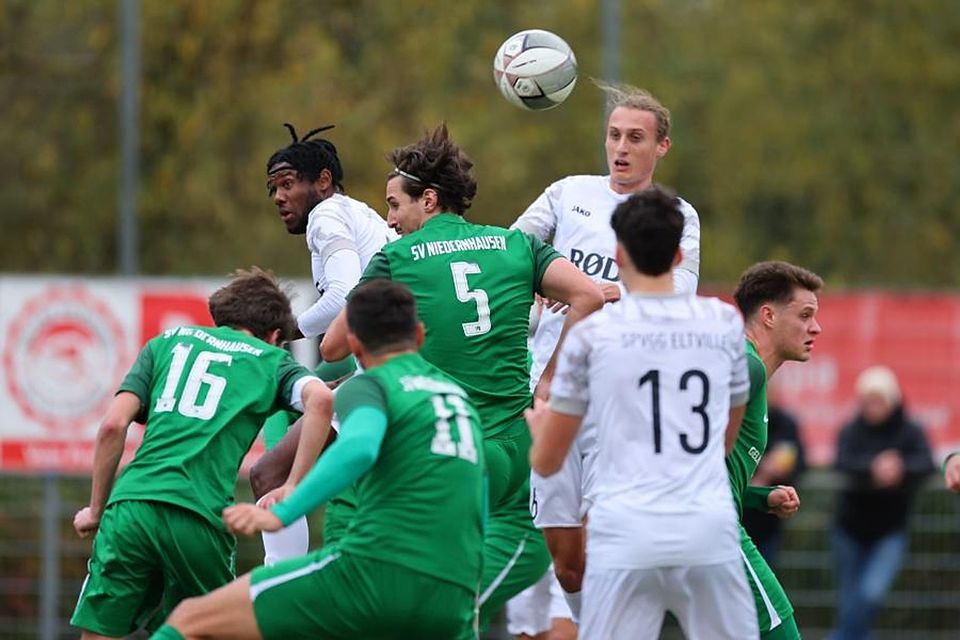 Getümmel beim Kampf um wichtige Gruppenliga-Punkte zwischen dem SV Niedernhausen (grüne Trikots) und der Spvgg. Eltville. Am Ende siegte das Autalteam.	Foto: Jörg Halisch