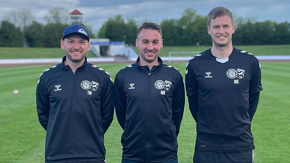 Manuel Reinl (mitte) und Maxi Seefried (re.) bilden in der Saison 2024/25 das Trainerduo bei der SG Hartkirchen/Pocking und werden von Thomas Mutzl (li.) unterstützt.