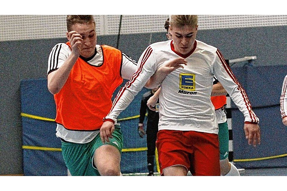 SGW-Kapitän  Tim-Ole Appel (rechts) setzt sich im Dribbling   gegen den Meldorfer Cedric Dammann durch.oj