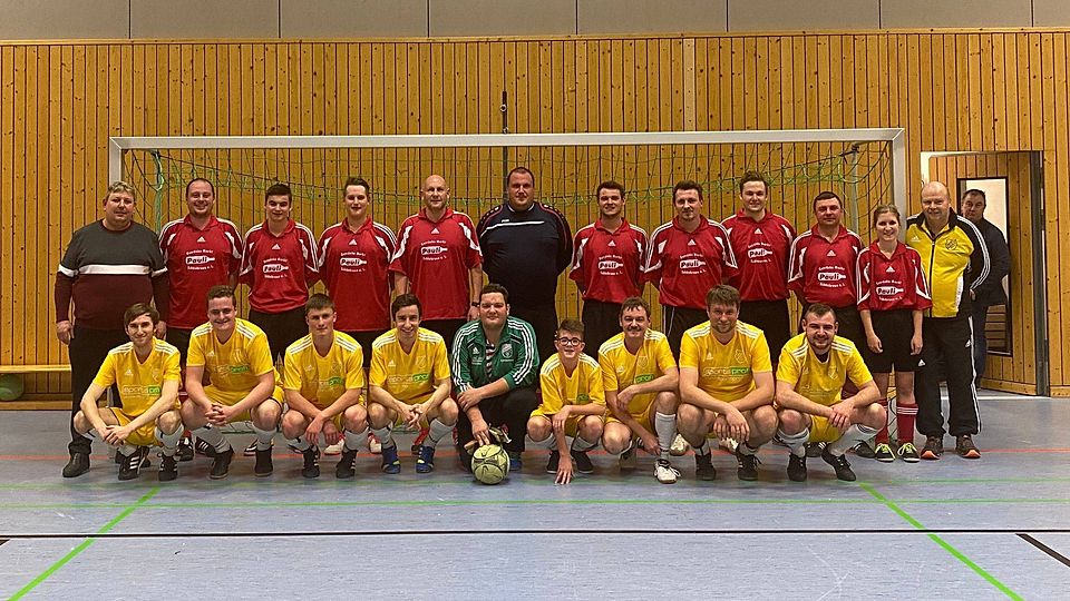 Finalisten des Vereinsinternen SG Hallenturniers. (FCB - Sieger LFC, gelbe Trikots)