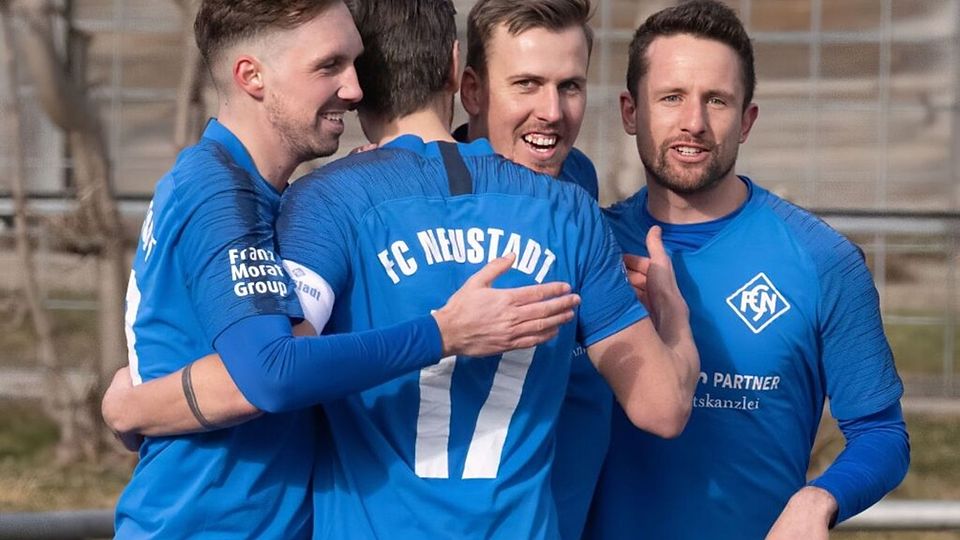 Wieder einer von ihnen: Tobias Gutscher (Zweiter von rechts) kehrt zur neuen Saison zum FC Neustadt zurück, für den er mehr als 20 Jahre als Fußballer unterwegs war. 