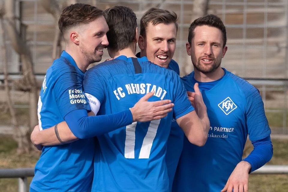 Wieder einer von ihnen: Tobias Gutscher (Zweiter von rechts) kehrt zur neuen Saison zum FC Neustadt zurück, für den er mehr als 20 Jahre als Fußballer unterwegs war. 