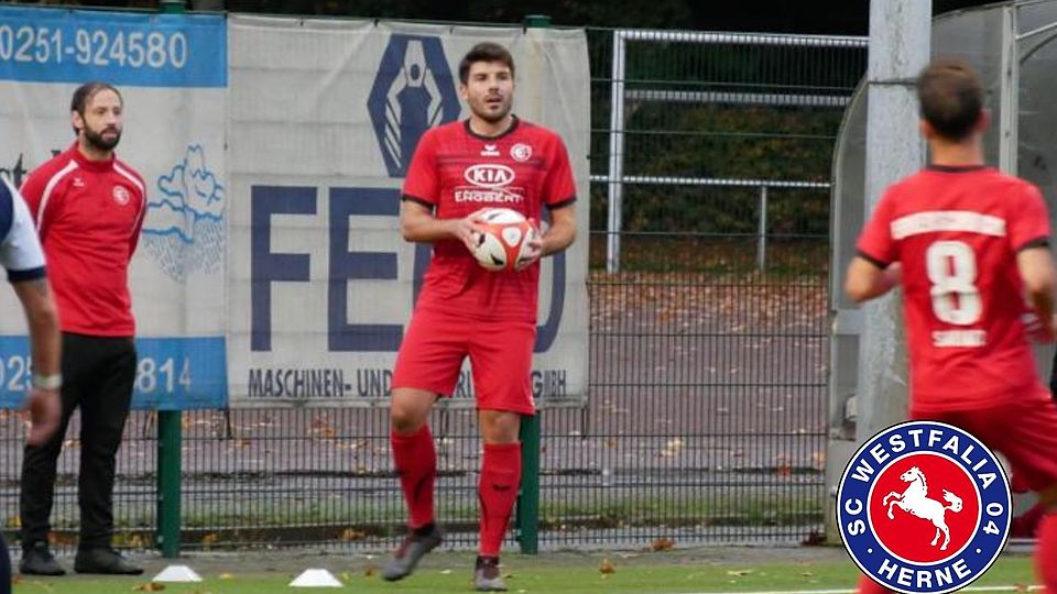 Danny Tottmann (Mitte) läuft in der nächsten Saison am Herner Schloss Strünkede auf.