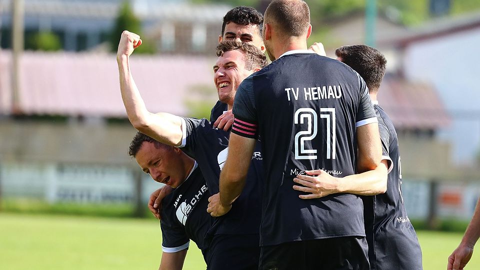 Philipp Bock zeigt's mit geballter Faust an: Der TV Hemau darf weiter von der Kreisliga-Rückkehr träumen.
