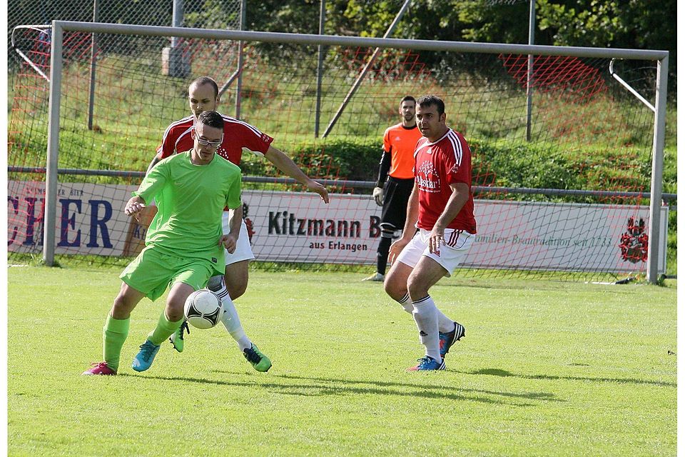 Stark gespielt und gekämpft, aber trotzdem verloren: Der ASV Herzogenaurach (rote Hemden) musste sich im Duell der Ex-Bayernligisten dem BSC geschlagen geben. F: Michael Müller