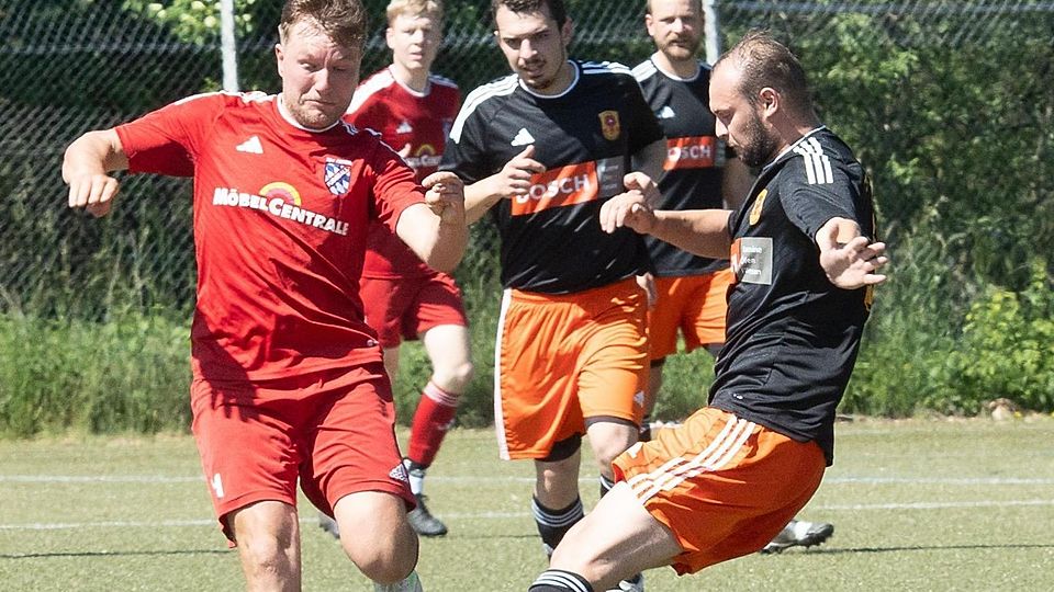 Vierfach-Torschütze: Constantin Hübsch (l.) erledigte den TSV Peiting II mehr oder weniger im Alleingang