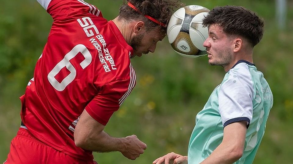 Maxi Betz (links) stürzt die SG Oberstaufen/Stiefenhofen in tiefe Abstiegsgefahr, nachdem er mit der SG Betzigau/Wildpoldsried einen 2:0-Sieg landen konnte.
