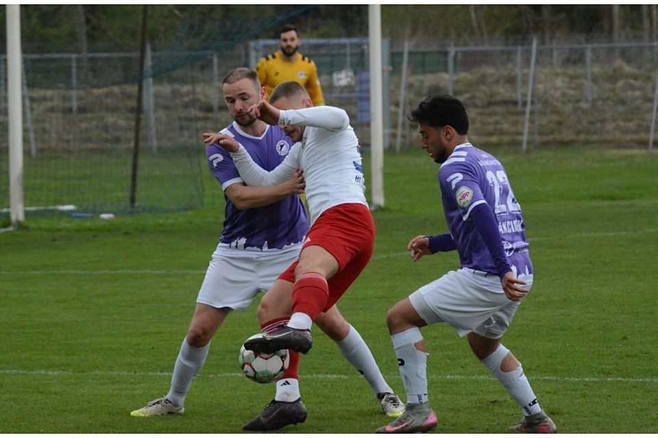 Christoph Kahlcke (VfR Neumünster) gegen Silas Bünning (Oldenburger SV).