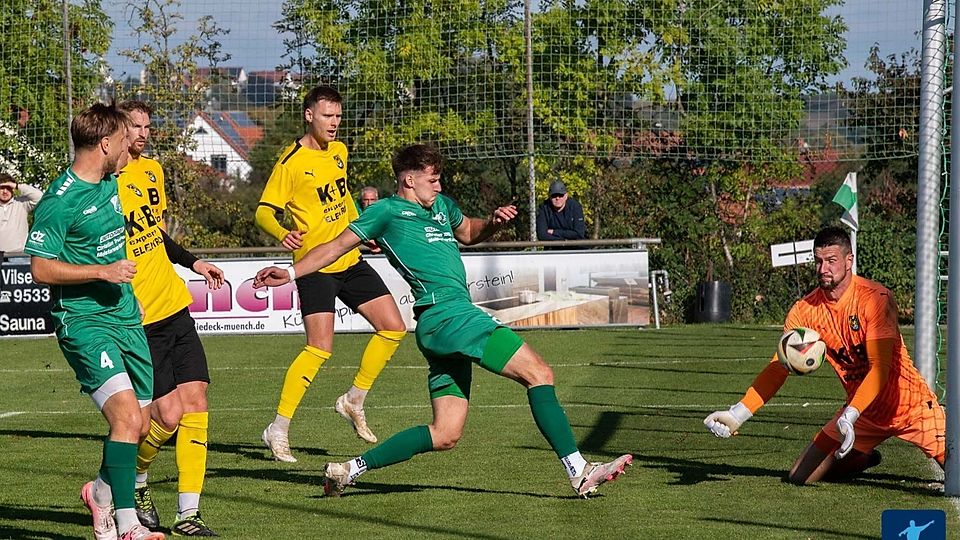Der 1.FC Schlicht (in grün) konnte seine wenigen Chancen nicht nutzen im Heimspiel gegen den FC Amberg.