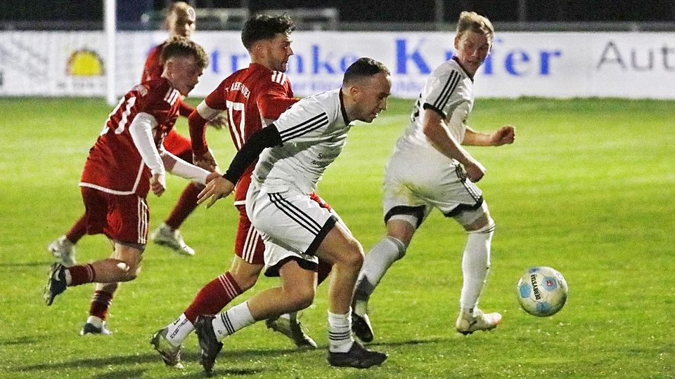 Drückten der Partie durchaus ihren Stempel auf: Die Moosburger (in Weiß) lieferten gegen Allershausen eine starke Leistung ab, die ihnen aber nur einen Zähler einbrachte.