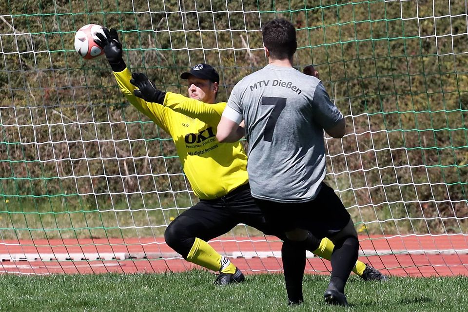 Nichts zu halten gab es für Tutzings Torhüter Maximilian Tanner beim Treffer von Vincent Vetter; es war das 4:0 für den MTV Dießen. Nichts zu halten gab es für Tutzings Torhüter Maximilian Tanner beim Treffer von Vincent Vetter; es war das 4:0 für den MTV Dießen.