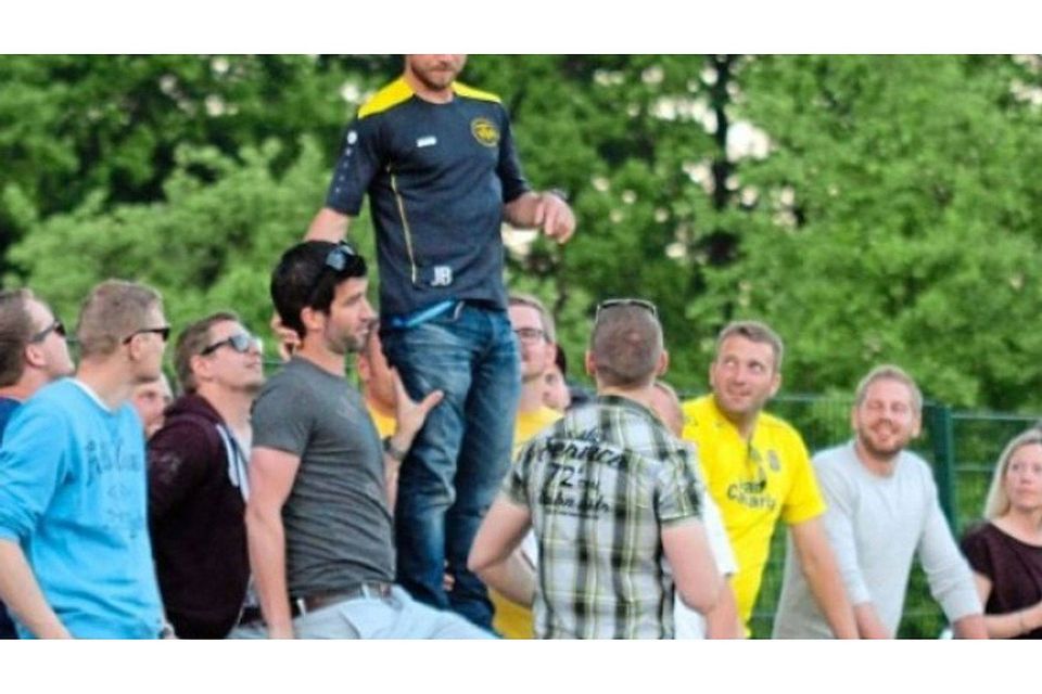 Nach Spielschluss wurde TVN-Trainer Jens Bergander (oben) gefeiert. Foto: K.-H. Allerdissen